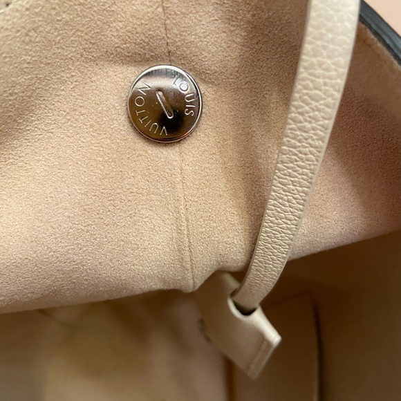 COPY - Louis Vuitton-Lockme Hobo AUTHENTIC - Picture 3 of 17